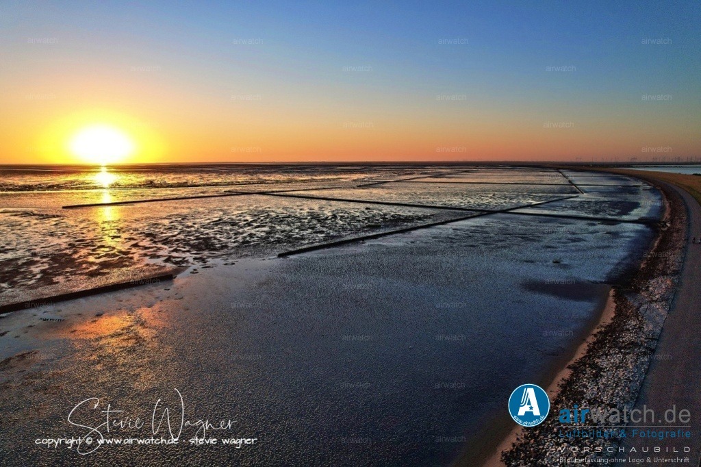 Nordsee, Nordfriesland, Beltringharderkoog, Luettmoorsee, Holmer Siel, Landgewinnung | Landgewinnung & Küstenschutz in Nordfriesland - Seitdem hat sich die Landgewinnung auf Nordstrand auf die Verbesserung der Küstenschutzmaßnahmen und die Wiederherstellung von Naturökosystemen konzentriert. Der Beltringharder Koog, ein 1987 eröffnetes Projekt, hat den Damm zu Land erweitert und Nordstrand von der Inselstatus befreit.