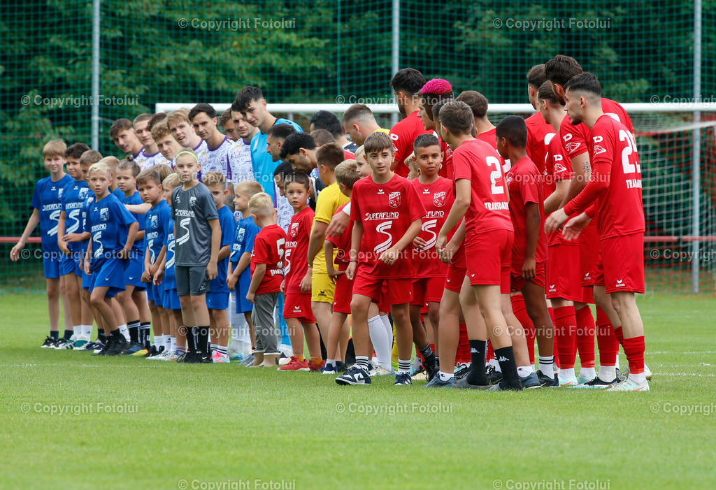 A_LUI_26072025_45 | SPORT,FUSSBALL,UNIQA OEFB CUP 1.RUNDE   26.07.2025 ASKOE OEDT-AUSTRIA SALZBURG IM BILD:  DIE BEIDEN MANNSCHAFTEN MIT DEN EINLAUFKINDER FOTO:FOTOLUI