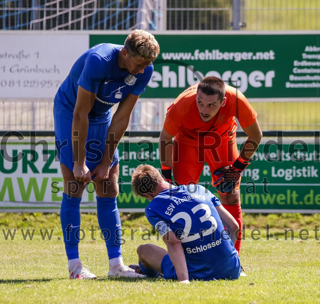 2023-08-12_098_FC_Langengeisling_gegen_ESV_Freilassing | Erding, Deutschland, 12.08.2023:
Fußball, Bezirksliga Oberbayern Ost 2023 / 2024, 4. Spieltag, FC Langengeisling gegen ESV Freilassing, Endergebnis: 2:1

Georg Wieser (ESV Freilassing, #4), Simon Schlosser (ESV Freilassing, #23), Torwart Matej Markovic (ESV Freilassing, #34)

Foto: Christian Riedel / fotografie-riedel.net