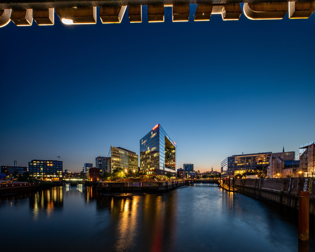 Spiegel-Verlagsgebäude in der blauen Stunde | Moderne Architektur des SPIEGEL-Verlagsgebäudes während der blauen Stunde in Hamburg. - Realisiert mit Pictrs.com