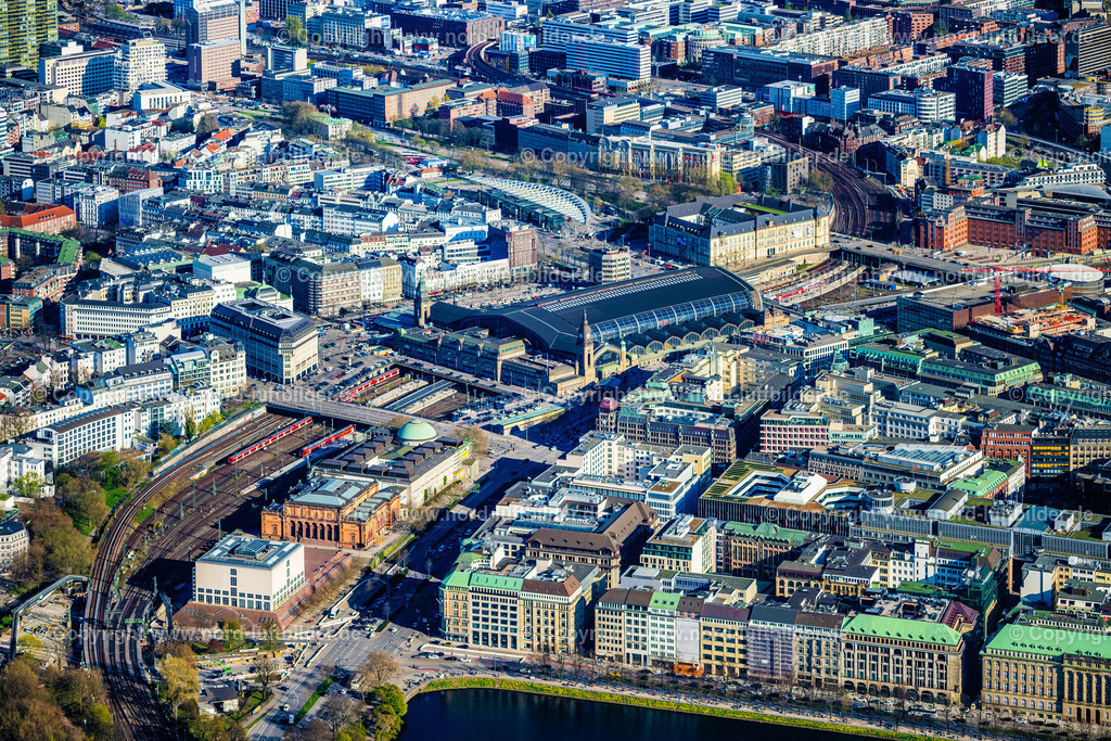 Hamburg_Hauptbahnhof_ELS_3991060425 | HAMBURG 06.04.2025 Gleisverlauf und Gebäude des Hauptbahnhofes der Deutschen Bahn entlang der bekannten Flaniermeile der Kirchenallee in Hamburg, Deutschland. Weiterführende Informationen bei: DB InfraGO AG,  DB Regio AG,  DB Station & Service AG,  Deutsche Bahn AG,  HGI - HÜGIN GROUP INTERNATIONAL GMBH CO.KG,  IBN Ingenieurbüro Noack,  INGENIEURBÜRO DR. BINNEWIES Ingenieurgesellschaft mbH,  S-Bahn Hamburg GmbH. // Track progress and building of the main station of the railway along the well-known promenade of Kirchenallee in Hamburg, Germany. Further information at: DB InfraGO AG,  DB Regio AG,  DB Station & Service AG,  Deutsche Bahn AG,  HGI - HUeGIN GROUP INTERNATIONAL GMBH CO.KG,  IBN Ingenieurbuero Noack,  INGENIEURBUeRO DR. BINNEWIES Ingenieurgesellschaft mbH,  S-Bahn Hamburg GmbH. Foto: Martin Elsen