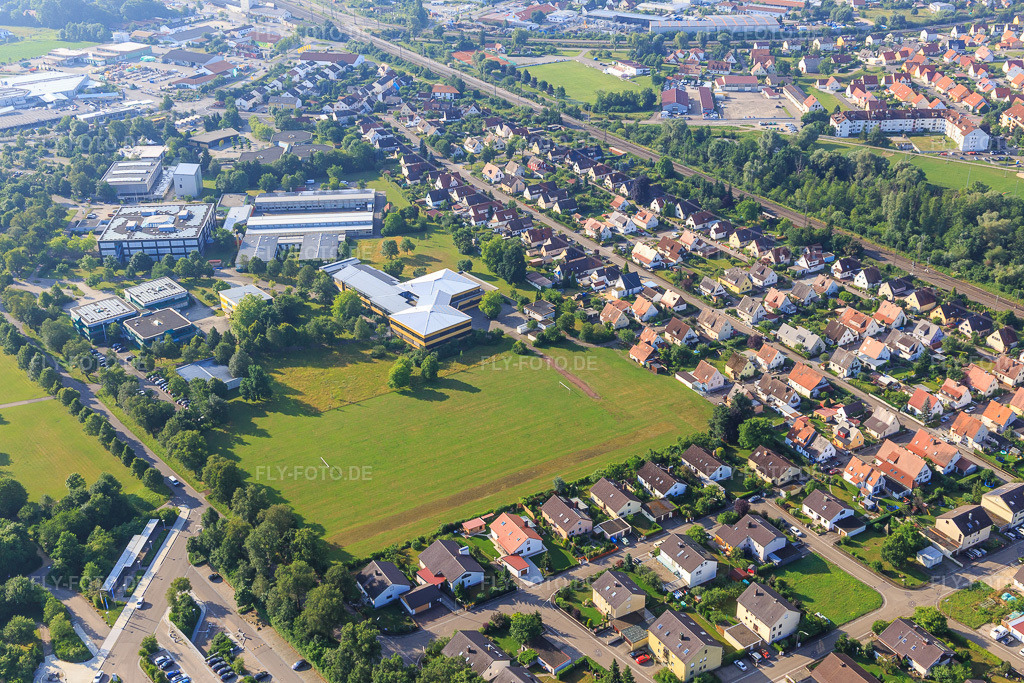 Luftbild: Realschule Heilig Kreuz Donauwörth, Hans-Leipelt-Schule und Ludwig-Bölkow-Schule, Staatliche Berufsschule Donauwörth, Technikerschule im Ortsteil Riedlingen in Donauwörth im Bundesland Bayern in Deutschland.Foto: IMG_101720.jpg vom 08.07.2017 durch Werner Riehm/FLY-FOTO.deAktuelles - Realschule Heilig Kreuz Donauwörth Realschule Heilig Kreuz DonauwörthStartLudwig-Bölkow-Schule - Staatliche Berufsschule und Technikerschule in Donauwörth, Nordschwaben - Bildung für die Zukunft!