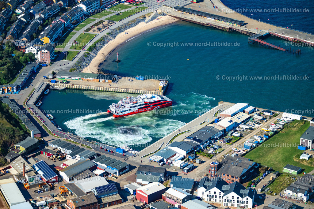 Helgoland_Halunder_Jet_FRS_Fähren_ELS_4183280824 | HELGOLAND 28.08.2024 Im Hafen ankerndes und festgemachtes Fährschiff " Katamaran FRS Halunder Jet " an der Straße Am Südstrand in Helgoland im Bundesland Schleswig-Holstein, Deutschland. // Anchored and moored ferry in the harbor " Katamaran FRS Halunder Jet " on street Am Suedstrand in Helgoland in the state Schleswig-Holstein, Germany. Foto: Martin Elsen