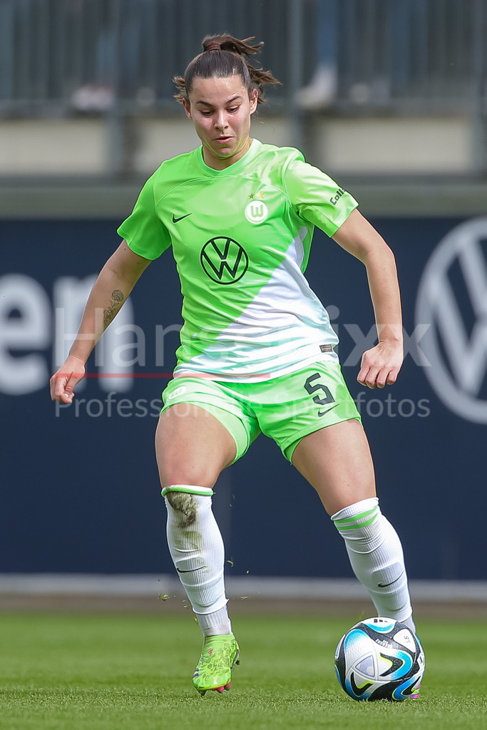 Fussball, DFB-Pokal Frauen, VfL Wolfsburg - SGS Essen | v.li.: Lena Oberdorf (VfL Wolfsburg, 5) am Ball, Freisteller, Einzelbild, Ganzkörper, Aktion, Action, Spielszene, DIE DFB-RICHTLINIEN UNTERSAGEN JEGLICHE NUTZUNG VON FOTOS ALS SEQUENZBILDER UND/ODER VIDEOÄHNLICHE FOTOSTRECKEN. DFB REGULATIONS PROHIBIT ANY USE OF PHOTOGRAPHS AS IMAGE SEQUENCES AND/OR QUASI-VIDEO.