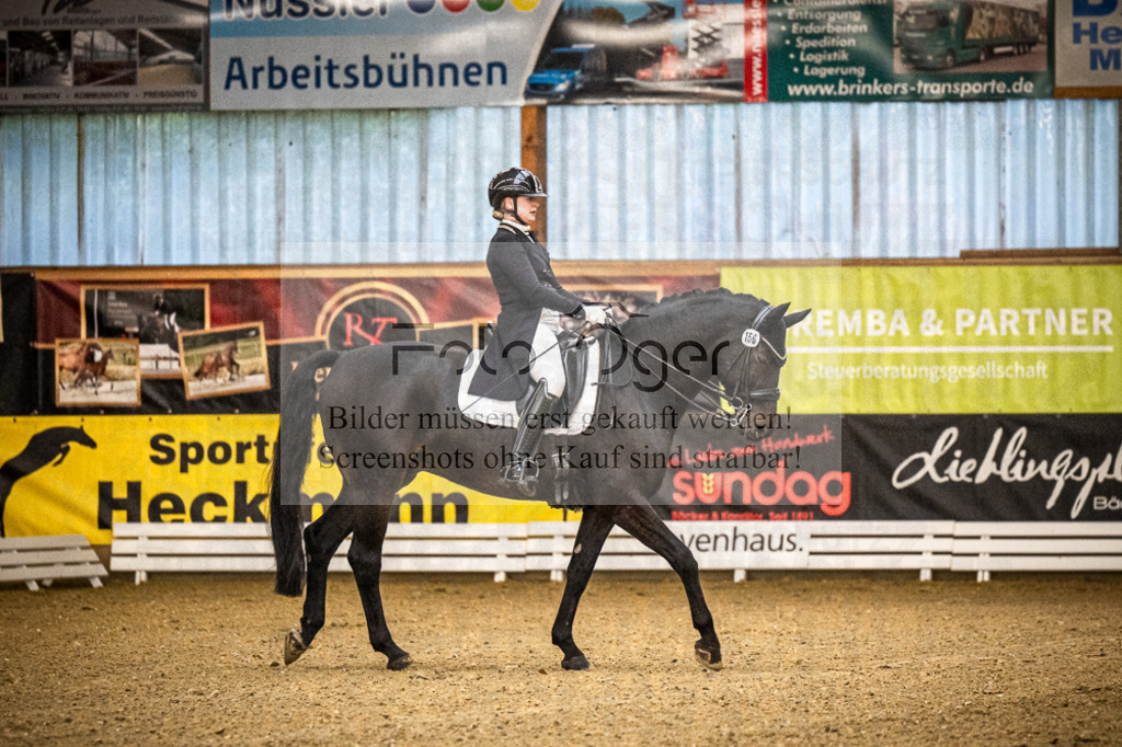 DOS_2419 | Entdecke hochwertige Reitturnierfotos von Foto Oger. Professionell, emotional und authentisch – jetzt Lieblingsmomente im Shop bestellen.Deutschlandweite Turnierfotografie. - Realized with Pictrs.com