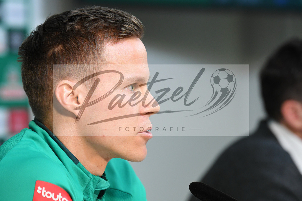 20200129_PKSVWB_0006 | Fußball, Herren: Niklas Moisander (SV Werder Bremen) schaut bei der Pressekonferenz des SV Werder Bremen am 29.01.2020 im wohninvest Weserstadion in Bremen, Deutschland.(Foto von Nico Paetzel) - Realisiert mit Pictrs.com
