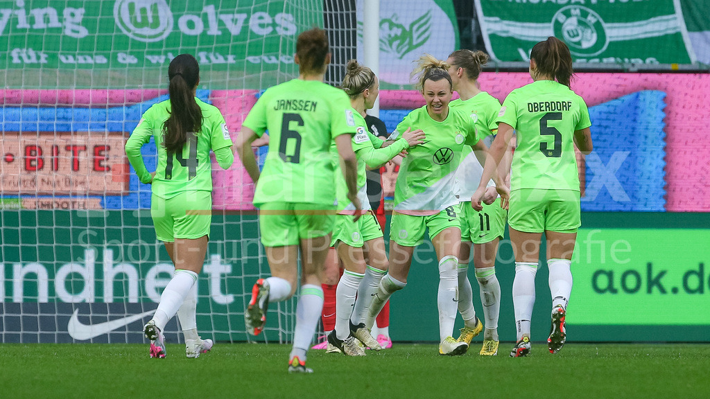 Fussball, Google Pixel Frauen-Bundesliga, VfL Wolfsburg - Eintracht Frankfurt | v.li.: Spielerinnen vom VfL Wolfsburg mit Torjubel, Jubel, jubeln, jubelt, optimistisch, Spielszene, Highlight, Freude über das Tor zum 1:0, DIE DFB-RICHTLINIEN UNTERSAGEN JEGLICHE NUTZUNG VON FOTOS ALS SEQUENZBILDER UND/ODER VIDEOÄHNLICHE FOTOSTRECKEN. DFB REGULATIONS PROHIBIT ANY USE OF PHOTOGRAPHS AS IMAGE SEQUENCES AND/OR QUASI-VIDEO.