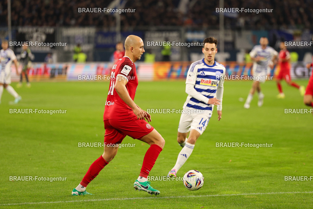 MSV Duisburg - Rot-Weiss Essen  | Duisburg, Deutschland, 26.10.2025 Tobias Kraulich  (Rot-Weiss Essen) Einzelaktion während des 3.Liga Spiels zwischen MSV Duisburg und Rot-Weiss Essen in der Schauinsland-Reisen-Arena am 26.10.2025 in Duisburg (Foto von Timo Bluhmki-Schmidt/ Brauer Fotoagentur