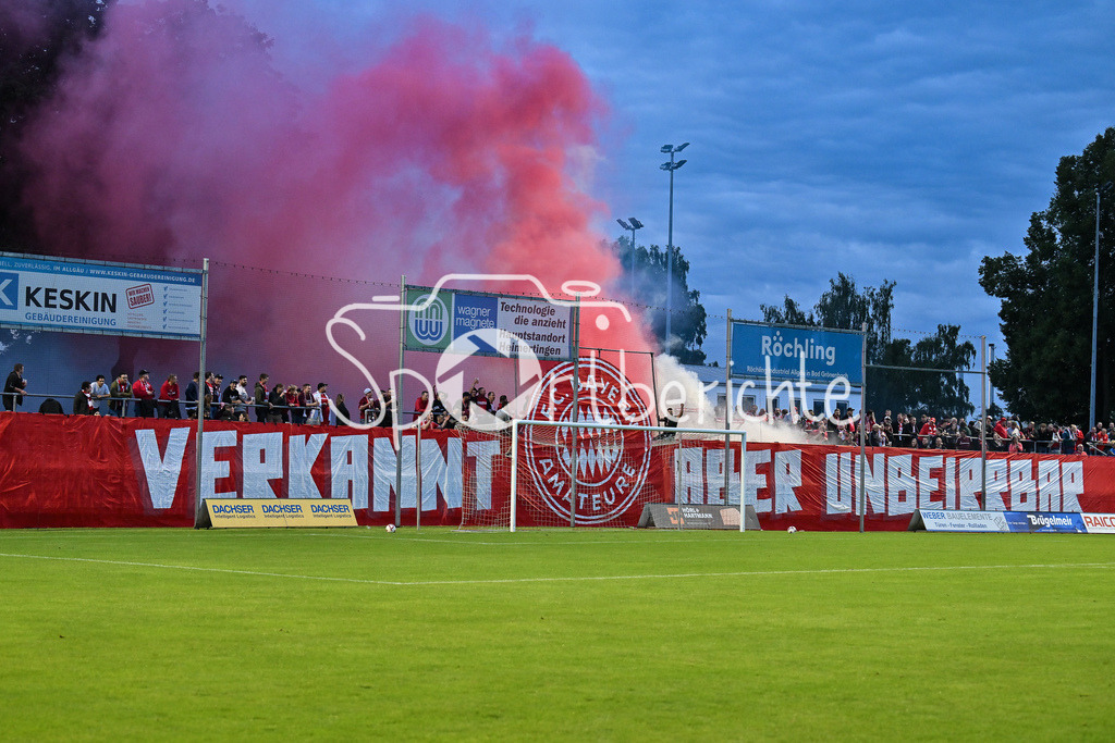 FC Memmingen - FC Bayern Amateure | Die Fans der Bayern Amateure zünden zu Beginn der zweiten Halbzeit Pyrotechnik / Pyro / Ultras / Symbolbild / Regionalliga Bayern: FC Memmingen - FC Bayern München II; Arena Memmigen am 29.08.2025