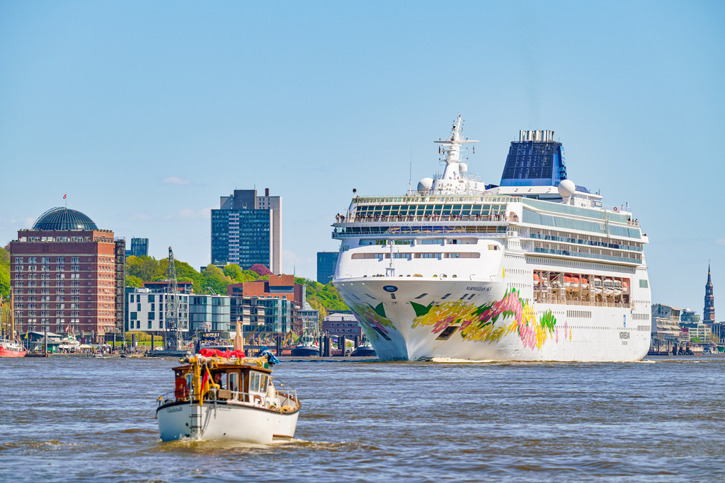Norwegian Sky | Das 258 Meter lange Kreuzfahrtschiff Norwegian Sky bei der Ausfahrt aus dem Hafen in Hamburg. Das Bild entstand, als die Norwegian Sky den Anleger Neumühlen/Övelgönne passierte. - Realisiert mit Pictrs.com