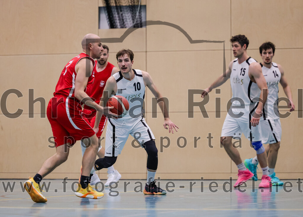 2025-12-06_069_TSV_Vaterstetten_gegen_MTV_1879_Muenchen | Vaterstetten, Deutschland, 06.12.2025:Basketball, 2. Regionalliga Süd 2025 / 2026, 9. Spieltag, TSV Vaterstetten gegen MTV 1879 München, Endergebnis: 58:83Jan Christopher Szembek (MTV 1879 München, #7), Finn Liebig (TSV Vaterstetten, #10), Leon Gottlöber (TSV Vaterstetten, #15)Foto: Christian Riedel / fotografie-riedel.net