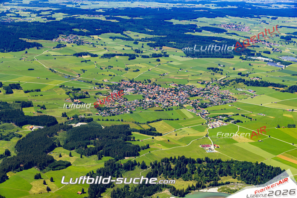 Aktuelles Luftbild von  Burggen - Die Luftaufnahme wurde 2022 mittels UL-Flugzeug erstellt ( keine Drohne ) - hochauflösende Kamera-Systeme von  Canon -Beste Qualität - Für grossformatige Ausdrucke geeignet. Die Geschenkidee !