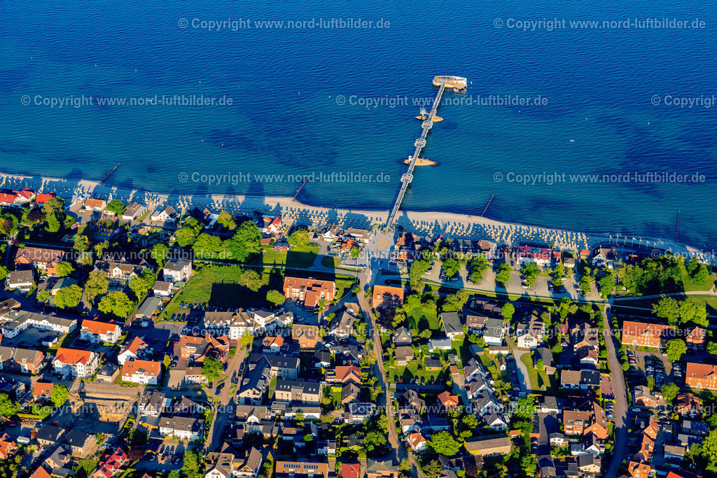 Kellenhusen_ELS_8619030622 | KELLENHUSEN 03.06.2022 Ortsansicht an der Meeres-Küste der Ostsee in Kellenhusen im Bundesland Schleswig-Holstein. Weiterführende Informationen bei: Ostseebad Kellenhusen. // Townscape on the seacoast of Baltic Sea in Kellenhusen in the state Schleswig-Holstein. Further information at: Ostseebad Kellenhusen. Foto: Martin Elsen