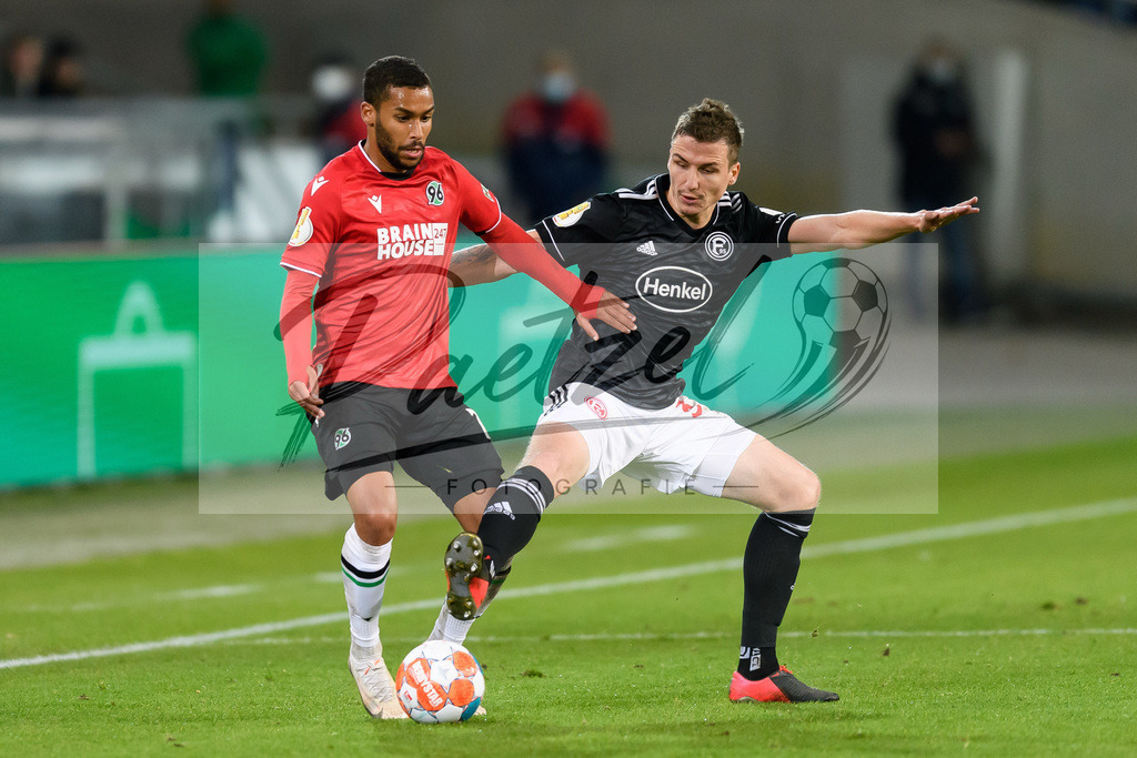 H96DUS20211027_053 | Fussball, Herren: Linton Maina (Hannover 96) und Marcel Sobottka (Fortuna Duesseldorf) im Zweikampf bei dem Spiel der 2. Runde im DFB-Pokal zwischen Hannover 96 und Fortuna Duesseldorf in der HDI-Arena am 27.10.2021 in Hannover, Deutschland.DFB / DFL REGULATIONS PROHIBIT ANY USE OF PHOTOGRAPHS AS IMAGE SEQUENCES AND/OR QUASI-VIDEO. - Realisiert mit Pictrs.com