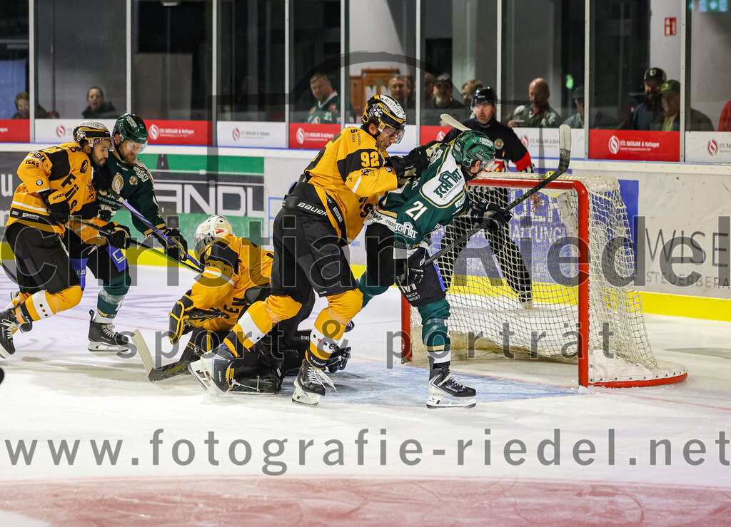 2025-08-22_035_TSV_Erding_gegen_EV_Fuessen | Erding, Deutschland, 22.08.2025:Eishockey, Oberliga Süd 2025 / 2026, Testspiel, TSV Erding gegen EV Füssen, Endergebnis: 1:4Torwart Timotej Pancur (EV Füssen, #30), Henry Homann (EV Füssen, #92), Erik Modlmayr (Erding Gladiators, #21)Foto: Christian Riedel / fotografie-riedel.net
