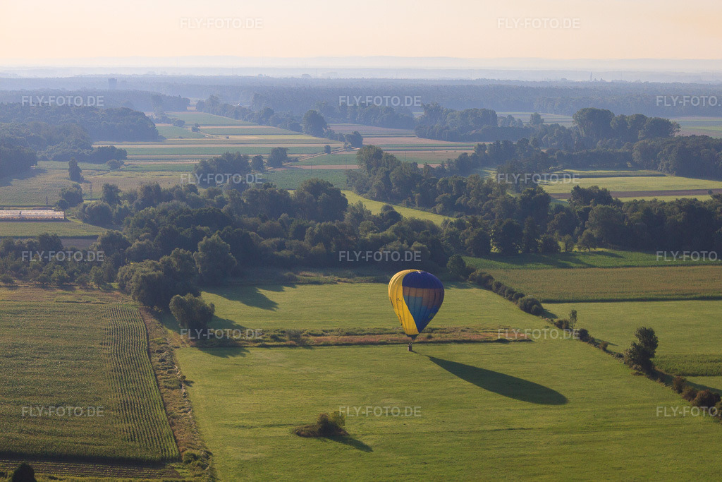 Luftbild: Landung eines Heissluftballons D-OTKA in Erlenbach bei Kandel im Bundesland Rheinland-Pfalz in Deutschland. Foto: IMG_70230.jpg vom 19.07.2014 durch Werner Riehm/FLY-FOTO.de