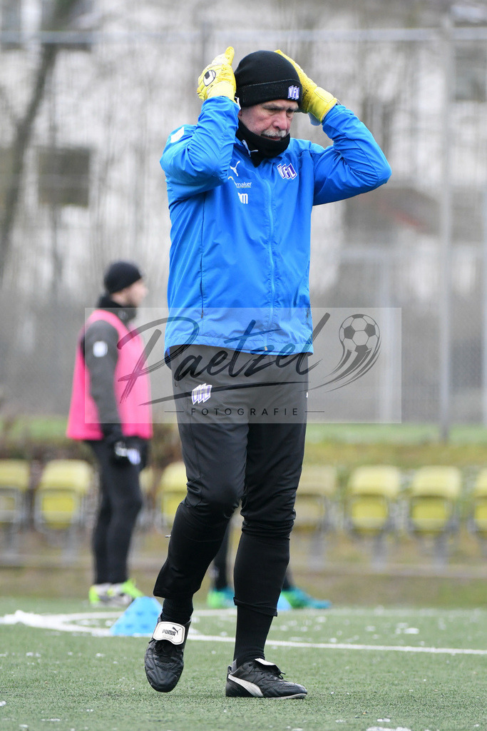 20200226_TRAOSN_0108 | Fussball, Herren: Torwart-Trainer Rolf Meyer (VfL Osnabrueck) schaut waehrend der Trainingseinheit des VfL Osnabrueck im Sportpark Illoshoehe am 26.02.2020 in Osnabrueck, Deutschland. - Realisiert mit Pictrs.com