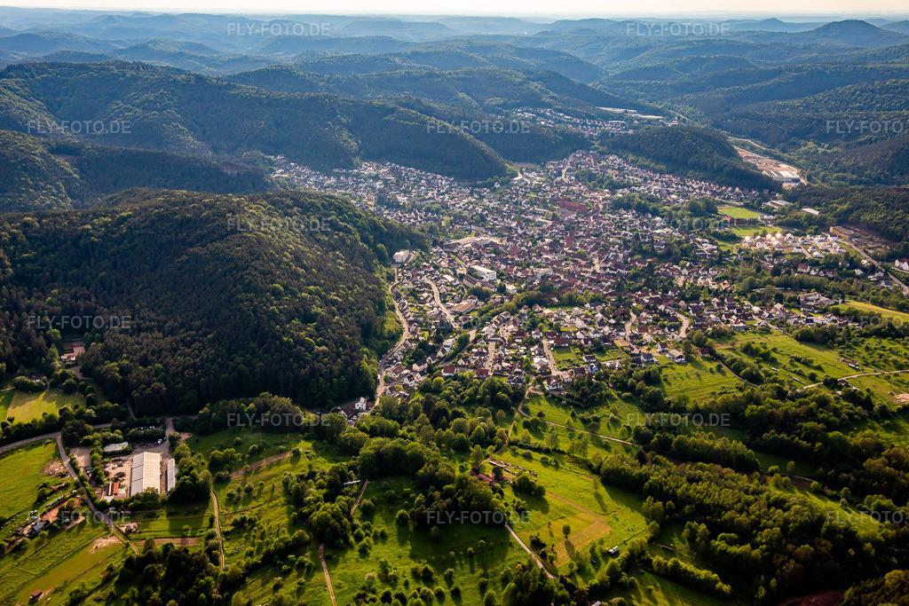 Luftbild: Ortsansicht von Südosten in Hauenstein im Bundesland Rheinland-Pfalz in Deutschland. Foto: IMG_140719.jpg vom 20.05.2024 durch Werner Riehm/FLY-FOTO.de