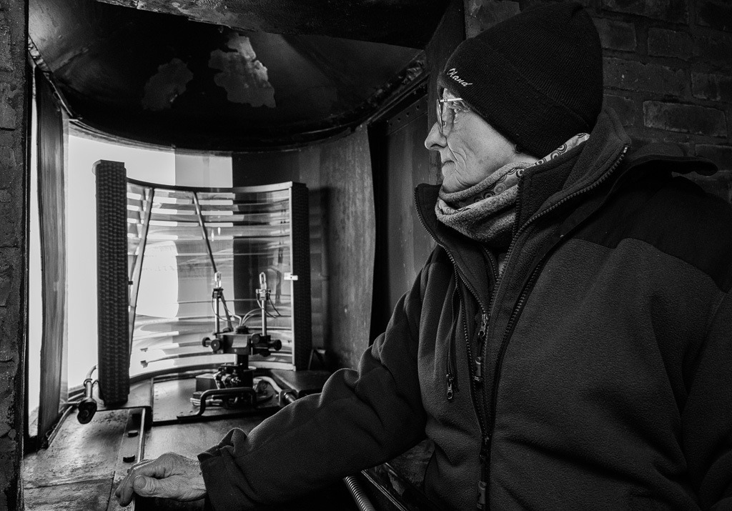 Leuchtturmwärterin Claudia Nommensen auf Hallig Oland © Holger Rüdel | Der Online-Shop von Holger Rüdel. Ausgewählte Fotografien als FineArt-Prints bestellen: Bildreportagen, Landschaften, Wildlife, History, Infrarot-Motive in Schwarzweiß und Verschiedenes.  - Realisiert mit Pictrs.com