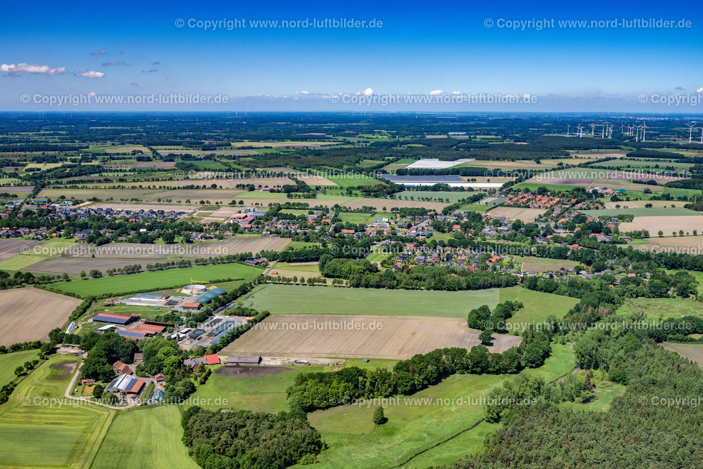 Bargstedt_ELS_7200030622 | BARGSTEDT 03.06.2022 Ortsansicht der Straßen und Häuser der Wohngebiete in Bargstedt im Bundesland Niedersachsen, Deutschland. Weiterführende Informationen bei: Samtgemeinde Harsefeld. // Town View of the streets and houses of the residential areas in Bargstedt in the state Lower Saxony, Germany. Further information at: Samtgemeinde Harsefeld. Foto: Martin Elsen