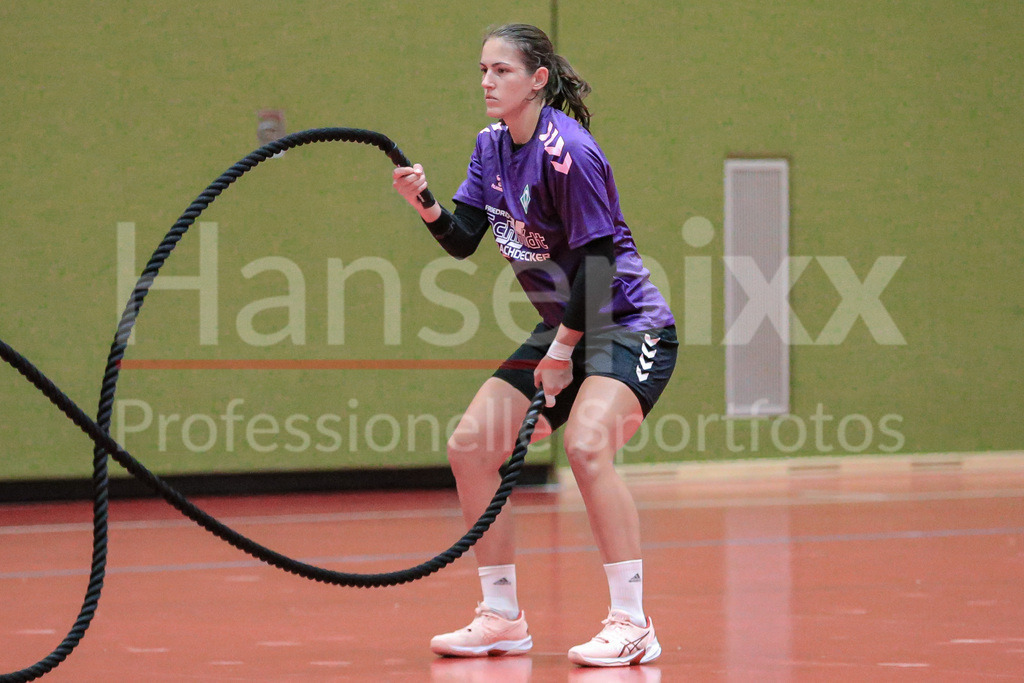 Handball, 2. Bundesliga Frauen, Training SV Werder Bremen | v.li.: Anna Lena Bergmann (SV Werder Bremen, 25) bei einer Übung, Trainingsübung