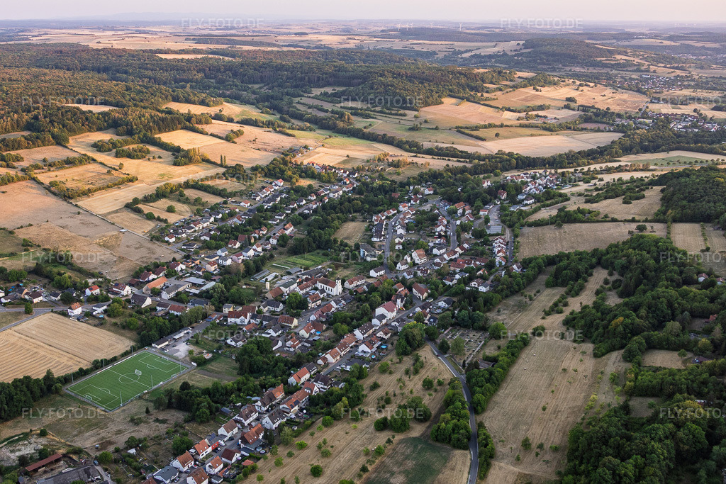Luftbild: Ortsansicht aus Norden im Ortsteil Walsheim in Gersheim im Bundesland Saarland in Deutschland. – Foto: IMG_158609.jpg vom 14.08.2026 durch Werner Riehm/FLY-FOTO.de – Auflösung des Originals: 5162 x 3441 px