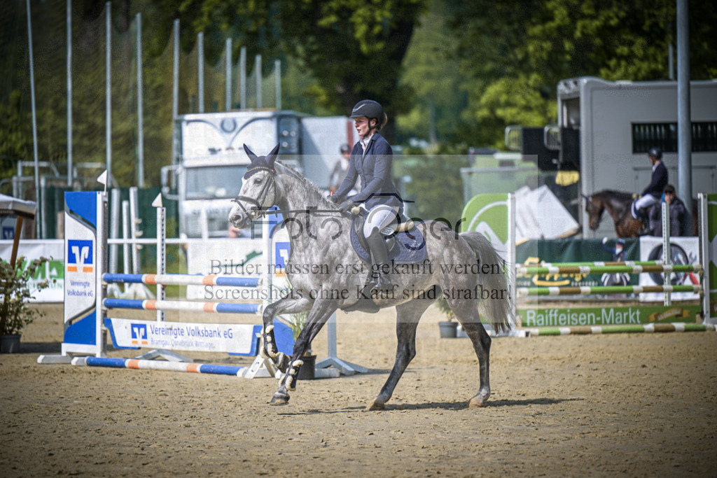 DOS_7105 | Entdecke hochwertige Reitturnierfotos von Foto Oger. Professionell, emotional und authentisch – jetzt Lieblingsmomente im Shop bestellen.Deutschlandweite Turnierfotografie. - Realisiert mit Pictrs.com