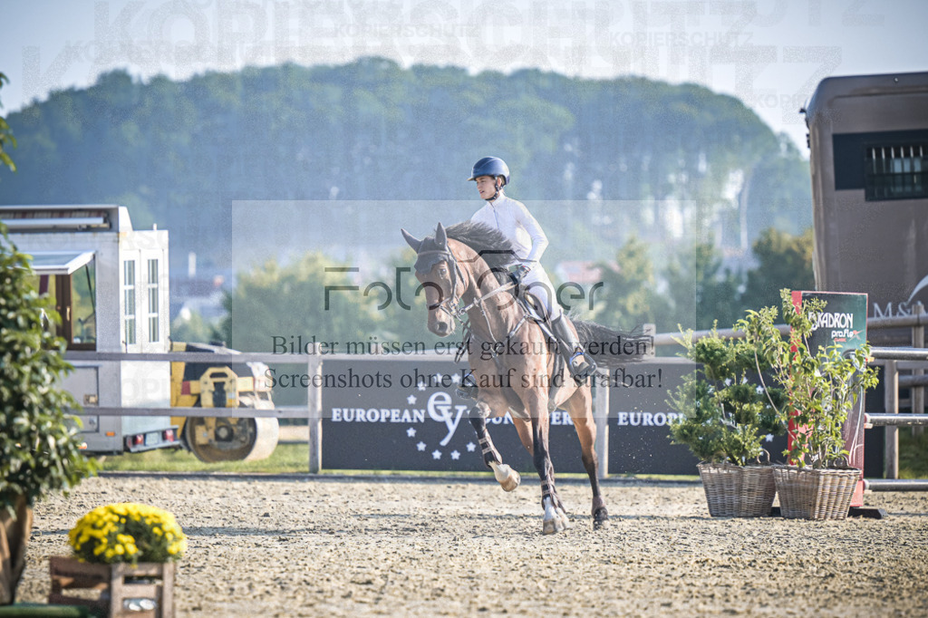 DOS_1825 | Entdecke hochwertige Reitturnierfotos von Foto Oger. Professionell, emotional und authentisch – jetzt Lieblingsmomente im Shop bestellen.Deutschlandweite Turnierfotografie. - Realisiert mit Pictrs.com