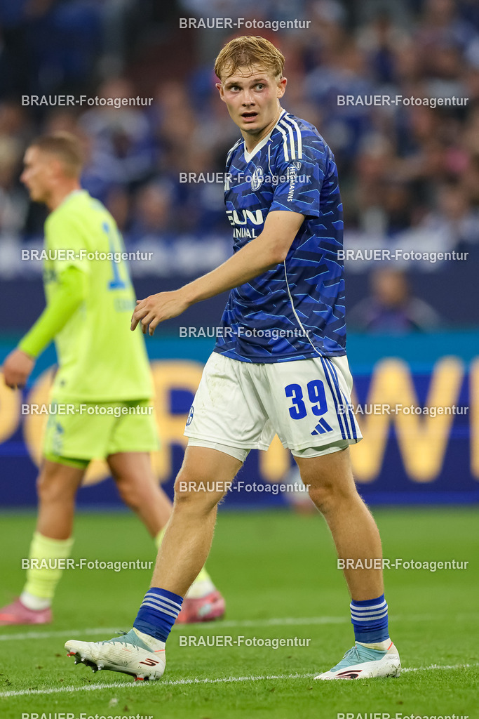 1_S04BER_20250801_2140.JPG -  - FC Schalke 04 - Hertha BSC Berlin - 2. Bundesliga | Gelsenkirchen, Deutschland, 01.08.25: Peter Remmert (FC Schalke 04) schaut waehrend des Spiels der 2. Bundesliga zwischen FC Schalke 04 - Hertha BSC Berlin in der Veltins-Arena am 01. August 2025 in Gelsenkirchen, Deutschland. (Foto von Stefan Brauer/Brauer-Fotoagentur)DFB/DFL REGULATIONS PROHIBIT ANY USE OF PHOTOGRAPHS AS IMAGE SEQUENCES AND/OR QUASI-VIDEO.