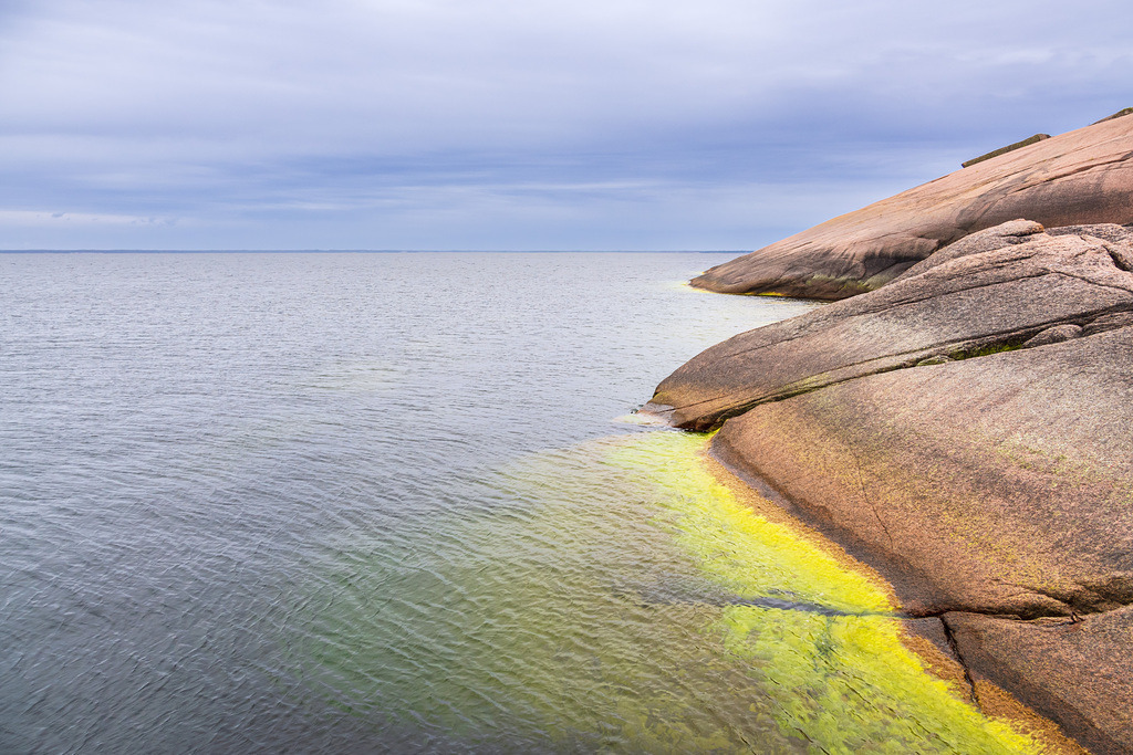 Ostseeküste mit Felsen auf der Insel Blå Jungfrun in Schweden | Ostseeküste mit Felsen auf der Insel Blå Jungfrun in Schweden.