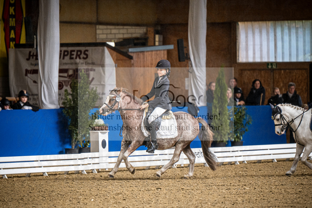 DOS_0899 | Entdecke hochwertige Reitturnierfotos von Foto Oger. Professionell, emotional und authentisch – jetzt Lieblingsmomente im Shop bestellen.Deutschlandweite Turnierfotografie. - Realisiert mit Pictrs.com