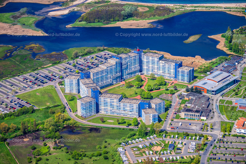 Heiligenhafen_Ostsee_Fereienpark_Heiligenhafen_ELS_0301010524 | HEILIGENHAFEN 01.05.2024 Wohngebiet einer industriell gefertigten Plattenbau- Siedlung " Ostsee-Ferienpark " an der Straße Ostsee-Ferienpark im Ortsteil Kücknitz in Heiligenhafen an der Ostseeküste im Bundesland Schleswig-Holstein, Deutschland. Weiterführende Informationen bei: WEG Ostsee-Ferienpark Heiligenhafen. // Residential area of industrially manufactured settlement " Ostsee-Ferienpark " on street Ostsee-Ferienpark in the district Kuecknitz in Heiligenhafen at the baltic sea coast in the state Schleswig-Holstein, Germany. Further information at: WEG Ostsee-Ferienpark Heiligenhafen. Foto: Martin Elsen