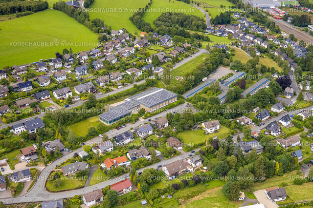 Erndtebrueck240709930 | Luftbild, geplante Grundschule für die ehemalige Rothaarsteig-Hauptschule an der Hachenbergstraße, Dreifachsporthalle und Hallenbad mit Solardach, Wohngebiet Erndtebrück, Kreis Siegen-Wittgenstein, Nordrhein-Westfalen, Deutschland