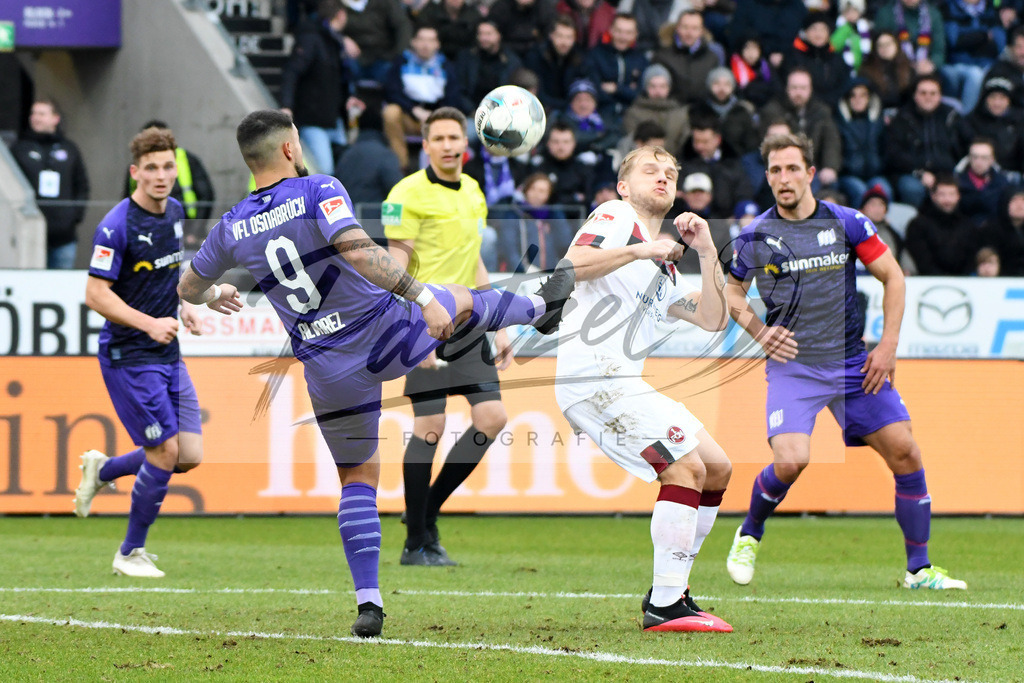 20200208_OSNFCN_0069 | Fußball, Herren: Marcos Alvarez (VfL Osnabrueck) und Johannes Geis (1. FC Nuernberg) im Zweikampf waehrend des Spiels der 2. Bundesliga zwischen VfL Osnabrueck und 1. FC Nuernberg im Stadion an der Bremer Bruecke am 08.02.2020 in Osnabrueck, Deutschland.DFB / DFL REGULATIONS PROHIBIT ANY USE OF PHOTOGRAPHS AS IMAGE SEQUENCES AND/OR QUASI-VIDEO. - Realisiert mit Pictrs.com