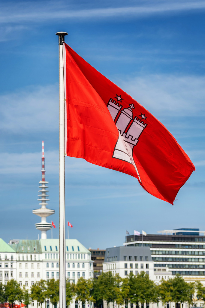 10230826 - Hamburg Flagge und Fernsehturm | Eine Hamburg Flagge an der Binnenalster im Sonnenlicht.