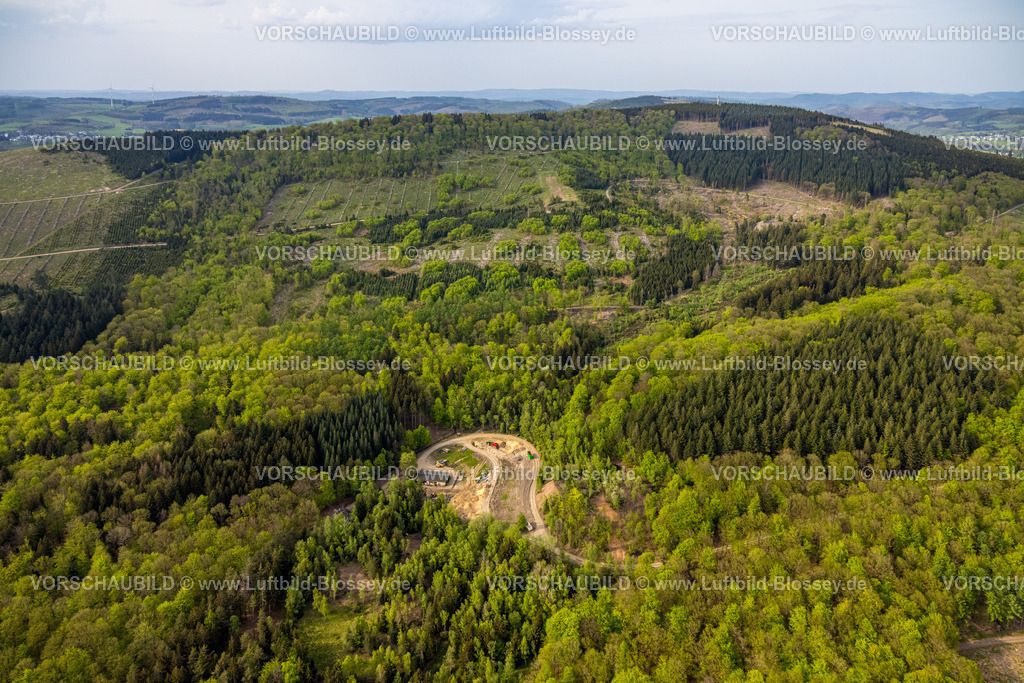 Kreuztal240502525Grubenfeld-Littfeld-Kindelsberg | Luftbild, Waldgebiet mit Waldschäden, Grubenfeld Grubengelände Littfeld Kindelsberg, Teich und Wohnhaus, Fernsicht Hügel und Täler, Baustelle, Burgholdinghausen, Kreuztal, Nordrhein-Westfalen, Deutschland