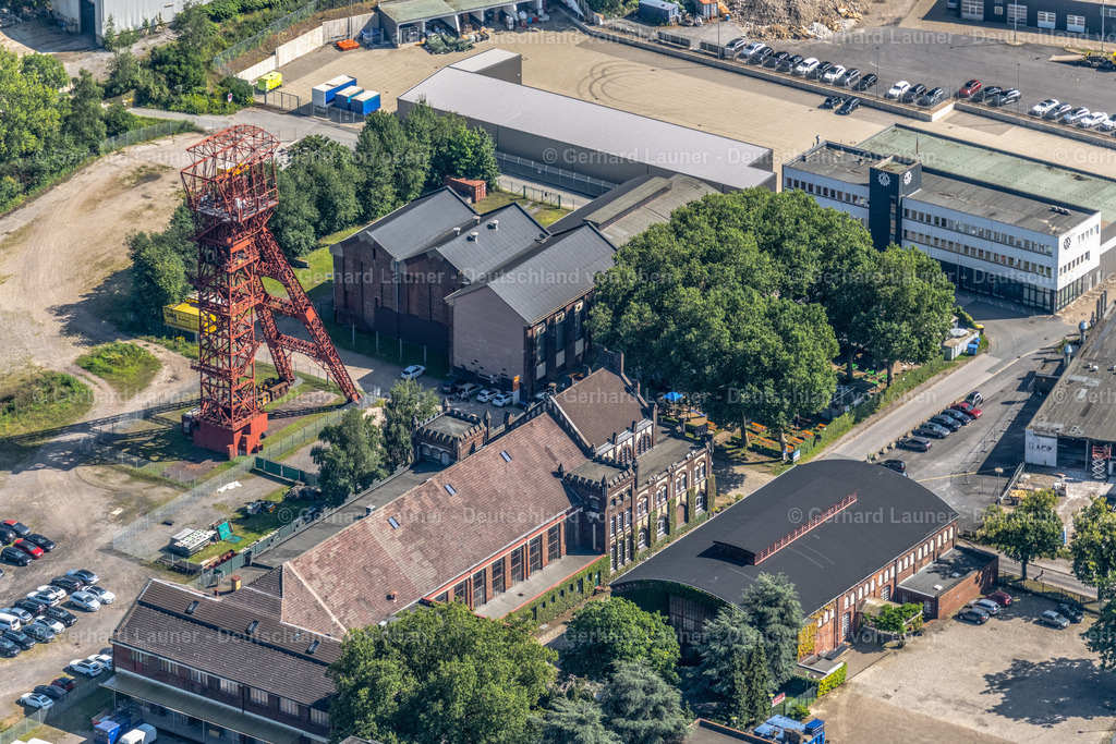 4050339 | ESSEN 25.08.2021 Förderanlagen und Bergbau- Schacht- Anlagen am Förderturm der Grube und Zeche der "Zeche Bonifacius" an der Rotthauser Straße in Essen im Ruhrgebiet im Bundesland Nordrhein-Westfalen, Deutschland. // Conveyors and mining pits at the headframe of "Zeche Bonifacius" on Rotthauser Strasse in Essen at Ruhrgebiet in the state North Rhine-Westphalia, Germany. Foto: Gerhard Launer