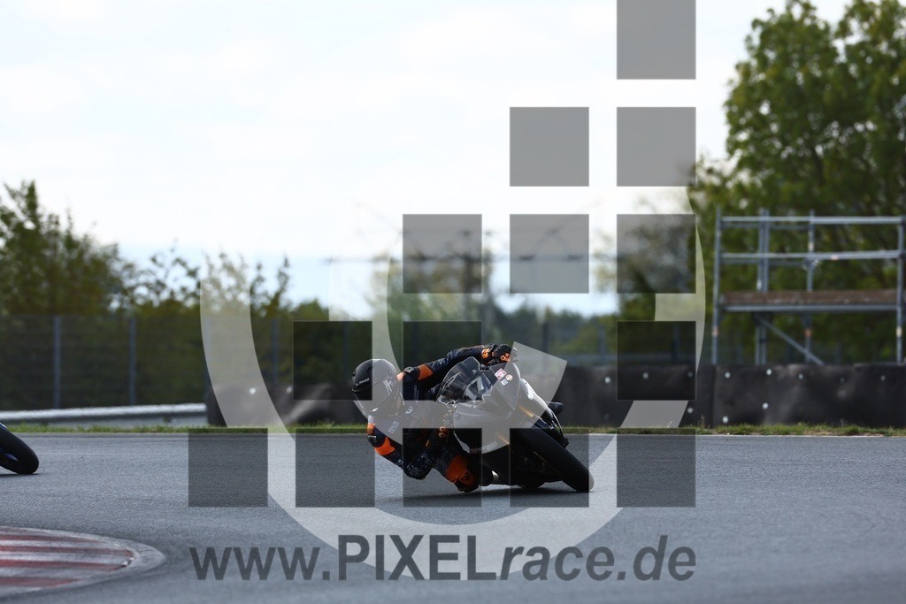 0017-20240915_08178 | Schöne Erinnerungen an spannende Momente - das festzuhalten ist unser Job. PIXELrace.de ist seit 2003 auf den Rennstrecken Europas unterwegs um die Action draußen beim Fahren und die wunderbare Stimmung imm Fahrerlager für euch einzufangen.