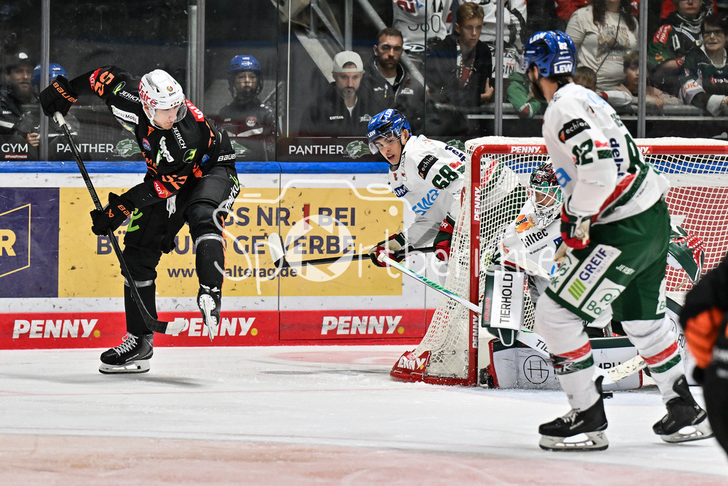 Augsburger Panther - Moser Medical Graz99ers | Torschuss von Paul HUBER (Graz99ers 52) / Testspiel: Augsburger Panther - Moser Medical Graz99ers; Curt Frenzel Stadion am 31.08.2025