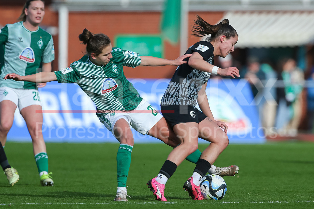Fussball, Google Pixel Frauen-Bundesliga, SV Werder Bremen - SC Freiburg | v.li.: Rieke Dieckmann (SV Werder Bremen, 22) und Selina Vobian (SC Freiburg, 8) im Zweikampf, Duell, Dynamik, Aktion, Action, Spielszene, DIE DFB-RICHTLINIEN UNTERSAGEN JEGLICHE NUTZUNG VON FOTOS ALS SEQUENZBILDER UND/ODER VIDEOÄHNLICHE FOTOSTRECKEN. DFB REGULATIONS PROHIBIT ANY USE OF PHOTOGRAPHS AS IMAGE SEQUENCES AND/OR QUASI-VIDEO.