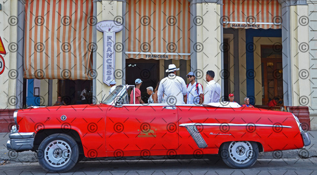 RGE_2340 | Ein Taxifahrer wartet in Havanna mit seinem Oldtimer auf Touristen.  Fotograf: Ralf Gebhardt - Realisiert mit Pictrs.com