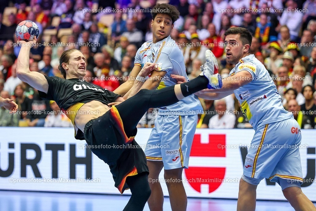 EHF19012602056 | 19.01.2026, Handball, Men's EHF EURO 2026, Deutschland - Spanien, Jyske Bank Boxen in Herning, Dänemark, Preliminary Round:  Juri Knorr (Germany #15) im Zweikampf gegen   Marcos Fis Ballester (Espania #22)  Jan Gurri Aregay (Espania #07) 