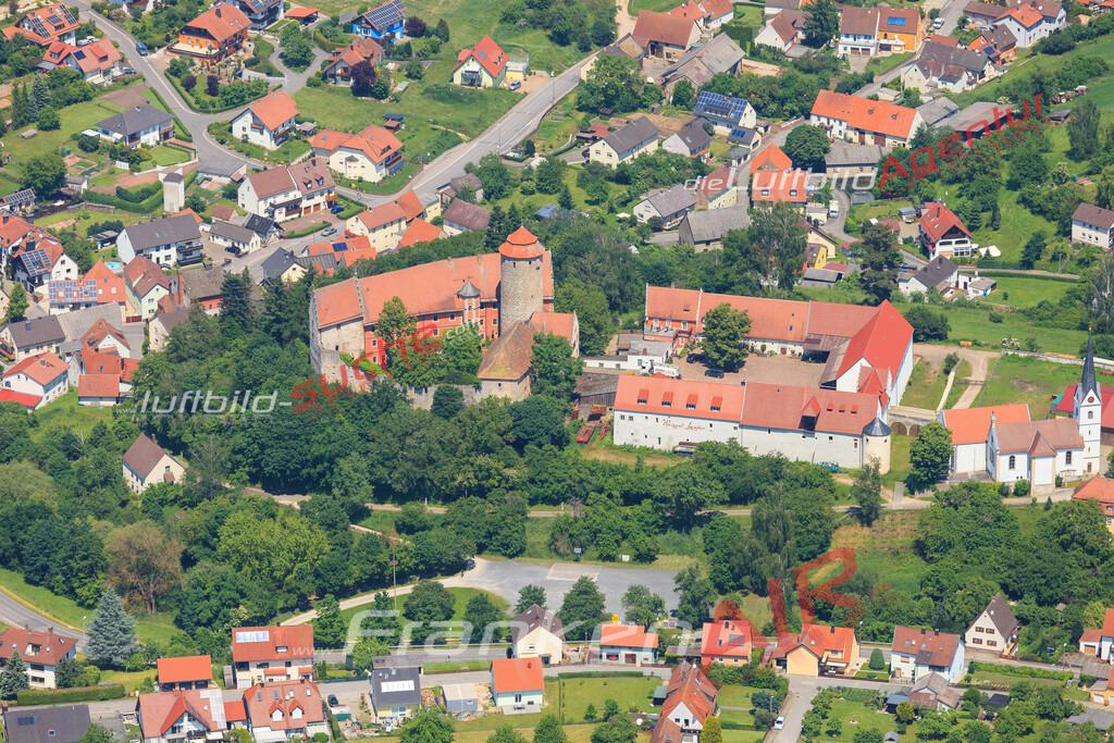 Luftbild von Burg Lisberg - Luftaufnahme wurde 2016 von https://frankenair.de mittels Flugzeug (keine Drohne) erstellt - die Geschenkidee