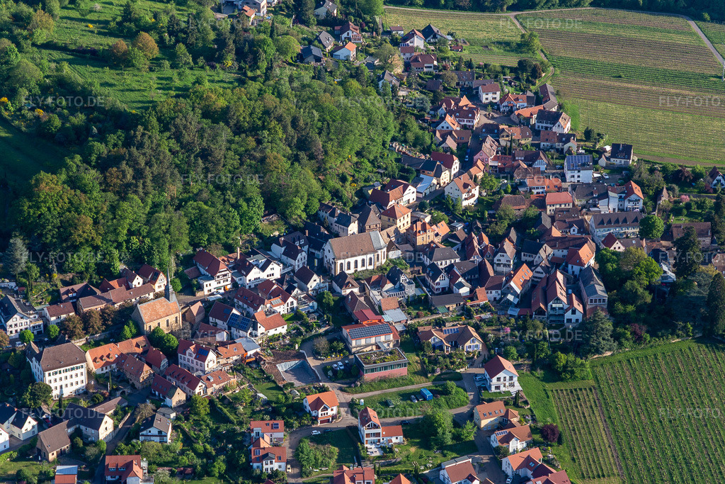 Luftbild: Winzerort am Haardtrand in Gleisweiler im Bundesland Rheinland-Pfalz in Deutschland. Foto: IMG_131250.jpg vom 07.05.2022 durch Werner Riehm/FLY-FOTO.deGleisweiler - Kunst, Kultur und Wein
