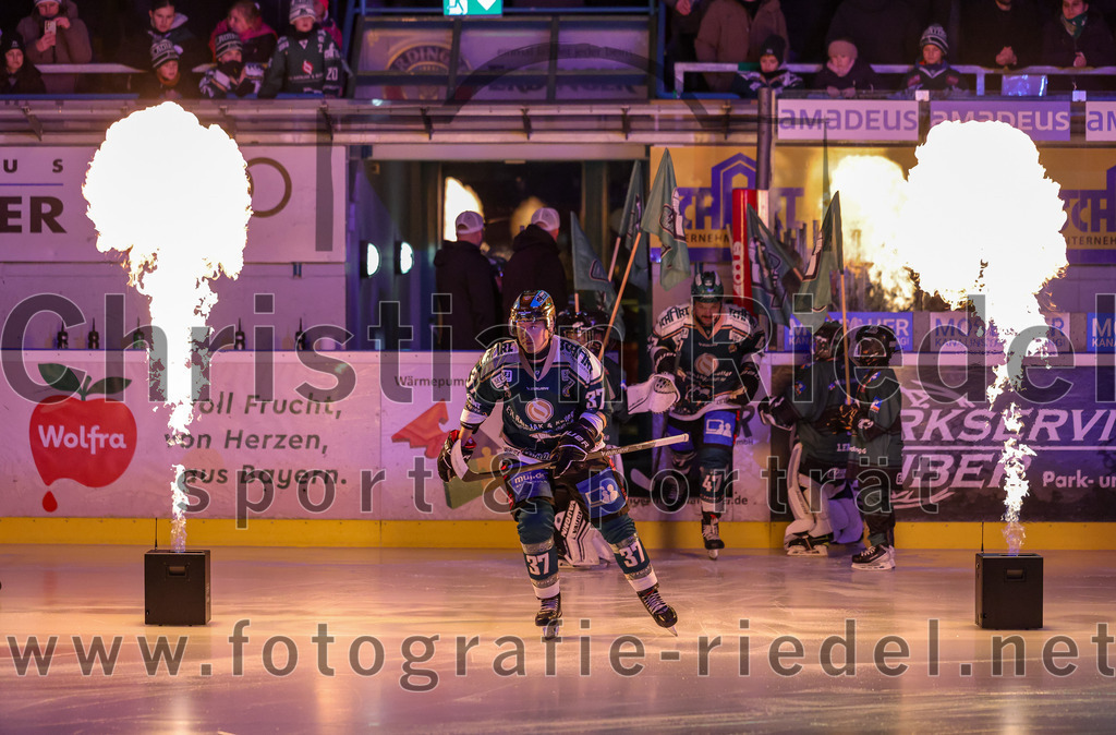 2025-12-28_031_TSV_Erding_gegen_onesto_Tigers_Bayreuth | Erding, Deutschland, 28.12.2025:Eishockey, Oberliga Süd 2025 / 2026, 31. Spieltag, TSV Erding gegen onesto Tigers Bayreuth, Endergebnis: 6:5 n.V.Thomas Matheson (Erding Gladiators, #37)Foto: Christian Riedel / fotografie-riedel.net