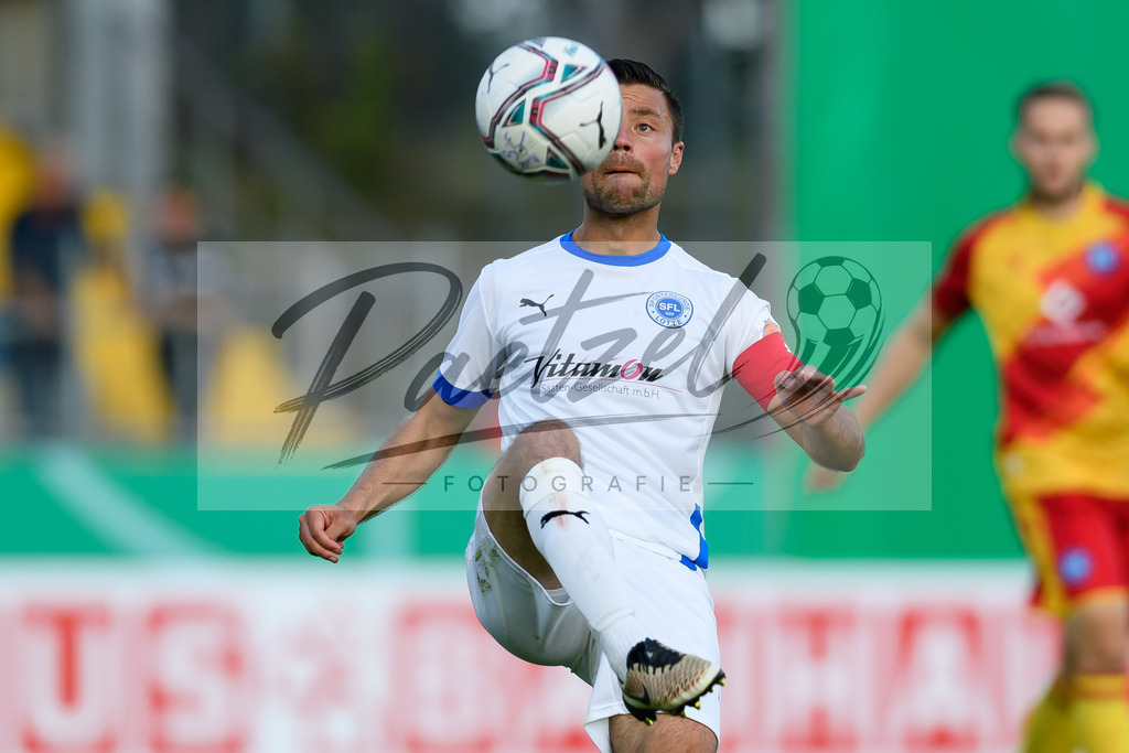 LOTKSC20210809_180 | Fussball, Herren: Timo Brauer (Sportfreunde Lotte) in Aktion, am Ball, Einzelaktion beim Spiel der 1. Runde im DFB-Pokal zwischen SF Lotte und Karlsruher SC im Stadion am Lotter Kreuz am 09.08.2021 in Lotte, Deutschland.DFB / DFL REGULATIONS PROHIBIT ANY USE OF PHOTOGRAPHS AS IMAGE SEQUENCES AND/OR QUASI-VIDEO. - Realisiert mit Pictrs.com