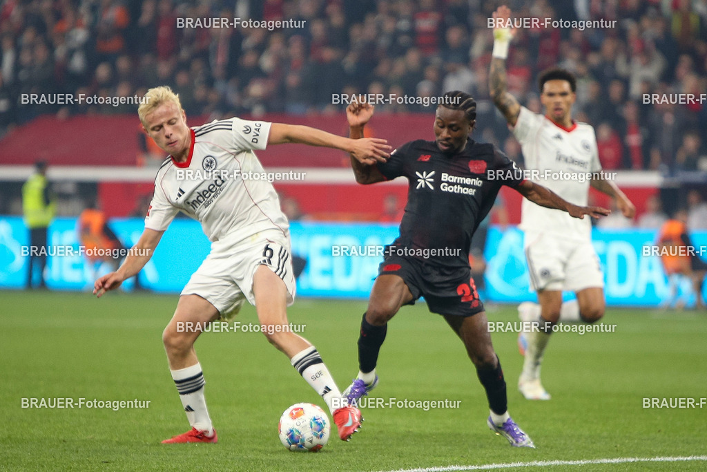 Bayer 04 Leverkusen vs Eintracht Frankfurt - Bundesliga  | Leverkusen, Deutschland, 12.09.25:   Oscar Hojlund (Eintracht Frankfurt) und Nathan Tella (Bayer 04 Leverkusen) im Kampf um den Ball waehrend des Spiels der Bundesliga zwischen  Bayer 04 Leverkusen vs Eintracht Frankfurt in der BayArena(Foto von Brauer-Fotoagentur / Adrian Schlueter)