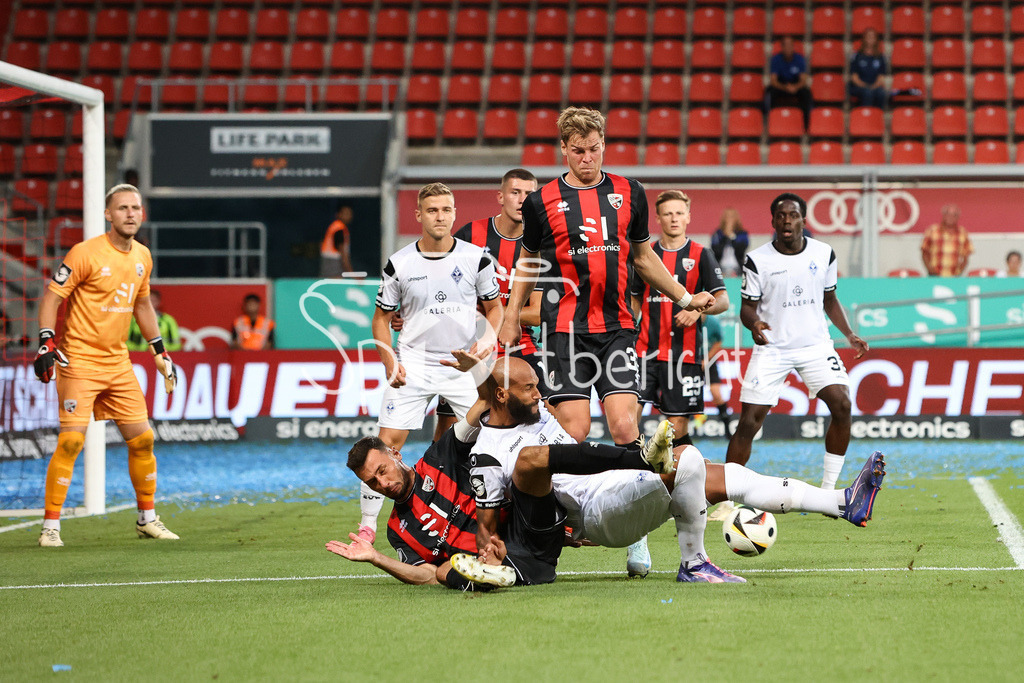 FC Ingolstadt - SV Waldhof Mannheim | Im Duell Lukas FROEDE (FCI #34) und Terrence BOYD (Waldhof #13) / Zweikampf