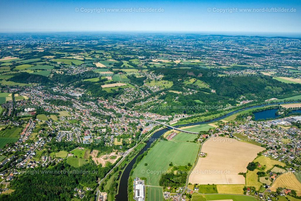 Vlotho_ELS_4568050623 | VLOTHO 05.06.2023 Stadtansicht am Ufer des Flußverlaufes " Weser " an der Weserstraße in Vlotho im Bundesland Nordrhein-Westfalen, Deutschland. // City view on the river bank " Weser " on street Weserstrasse in Vlotho in the state North Rhine-Westphalia, Germany. Foto: Martin Elsen