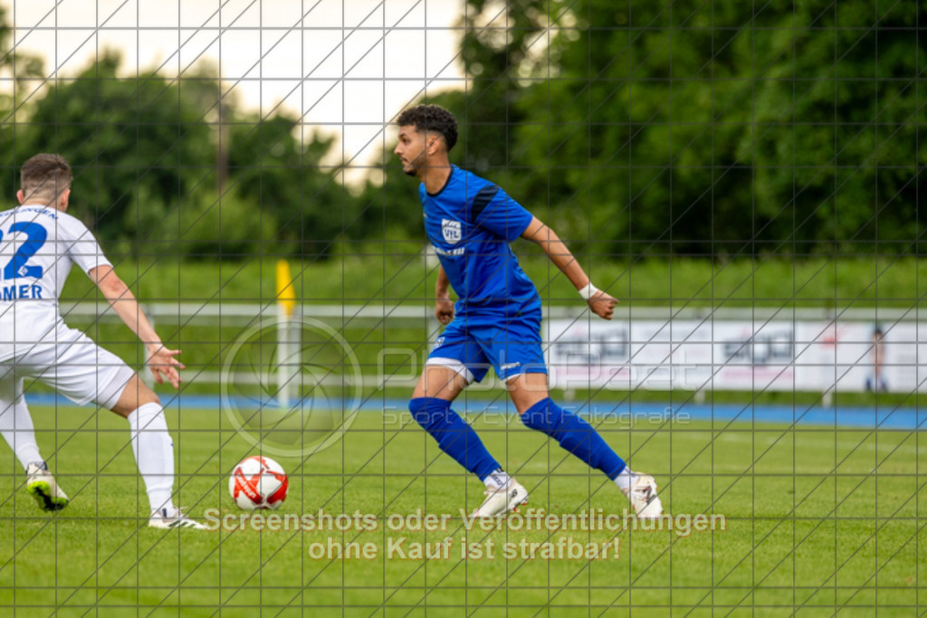 20250529_171314_0126 | #,  VfL Kirchheim (blau) vs. 1.FC Eislingen (weiß), Fußball, Bezirkspokal Finale - Bezirk Neckar/Fils, 2024/2025, Rasenplatz VfL Stadion Kirchheim, Jesinger Straße 105, 73230 Kirchheim, 29.05.2025 - 16:30 Uhr,Foto: PhotoPeet-Sportfotografie/Peter Harich